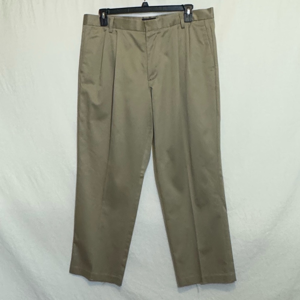 B-96 Men’s Dockers Classic Fit Tan Pleated Khaki Pants Size 38x29